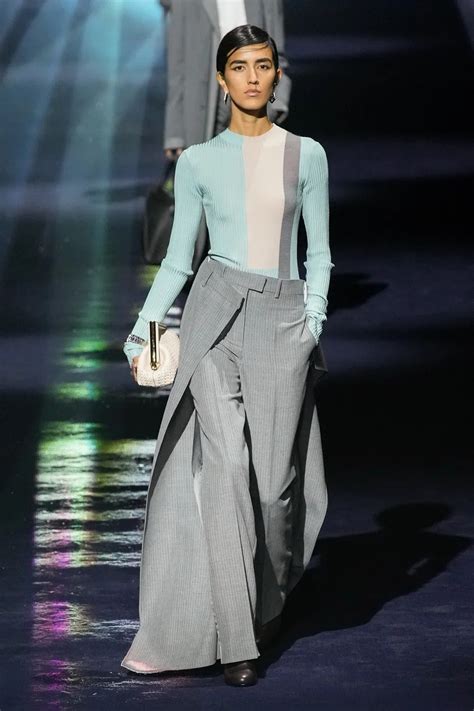 Sfilata Fendi 2023 Milano fashion Week: pantaloni a peplo e 